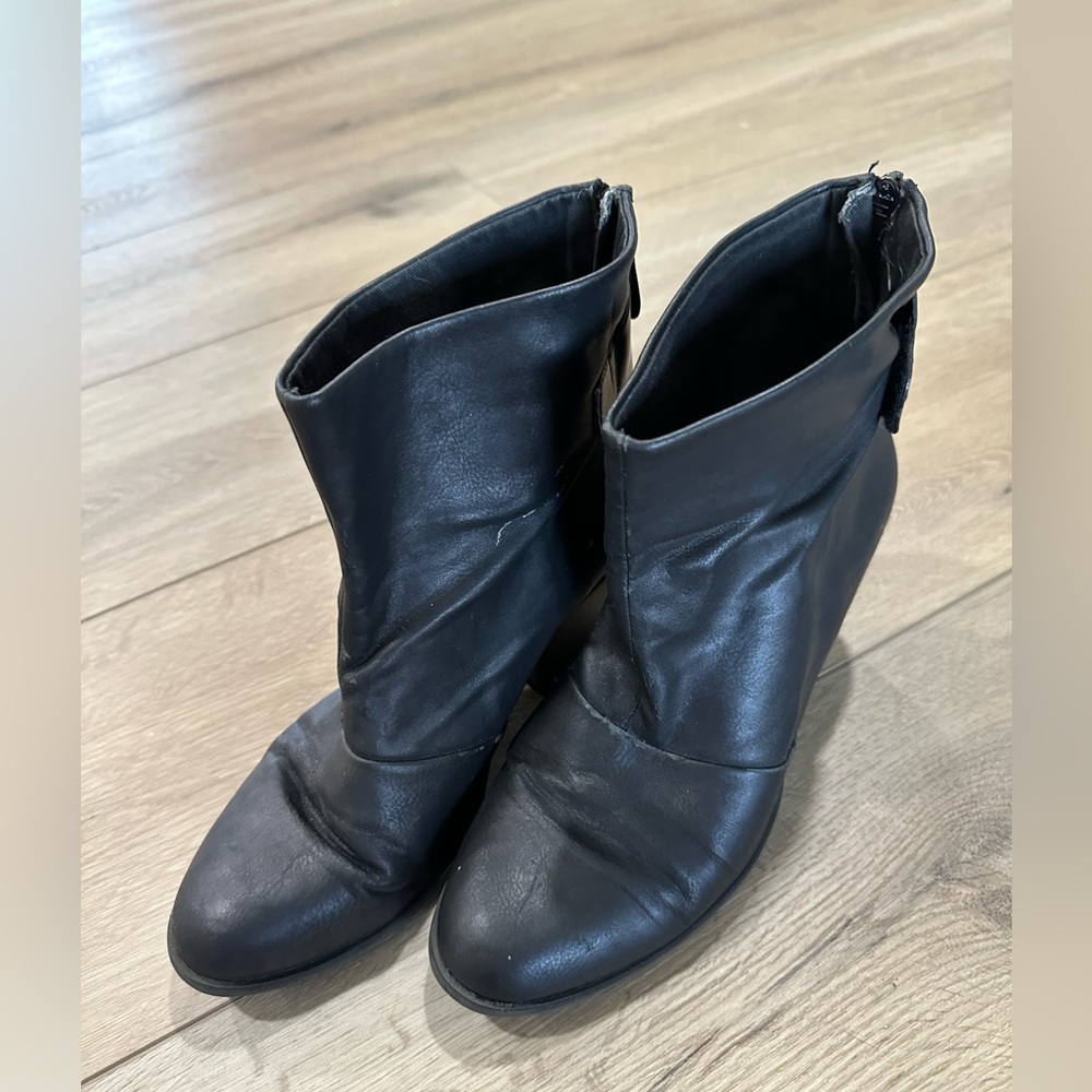 Vera by Vera Wang black booties size 9 1/2